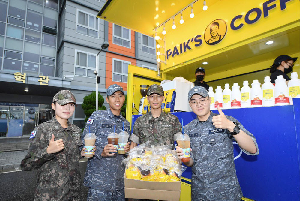 빽다방이 지난 9일 인천 해군기지를 찾아 장병 약 1400명을 대상으로 커피트럭을 운영하고 음료 800잔과 베이커리 2800개를 전달했다. (사진=더본코리아).