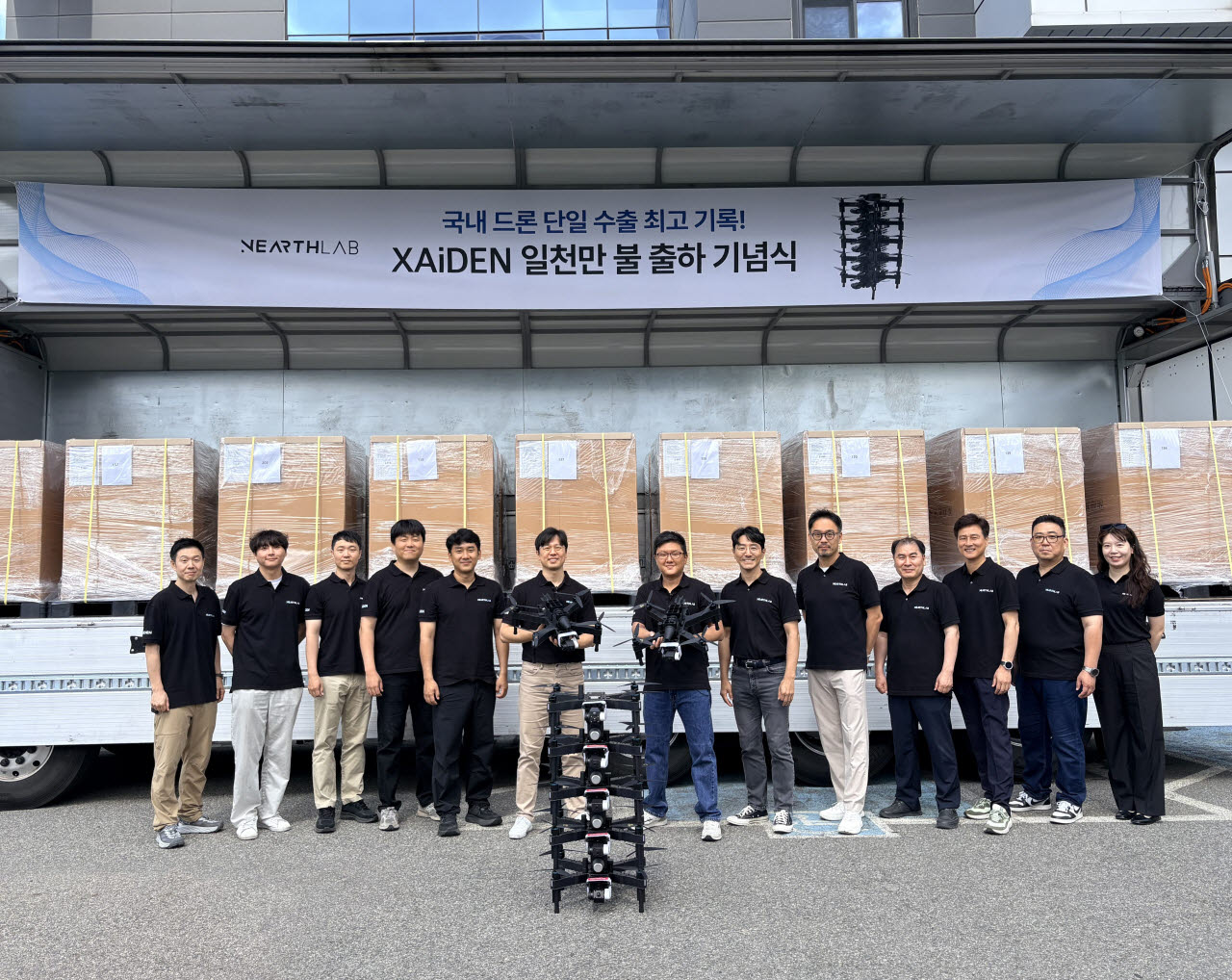 니어스랩 자이든 일천만 불 출하 기념식 단체사진 (사진=니어스랩)