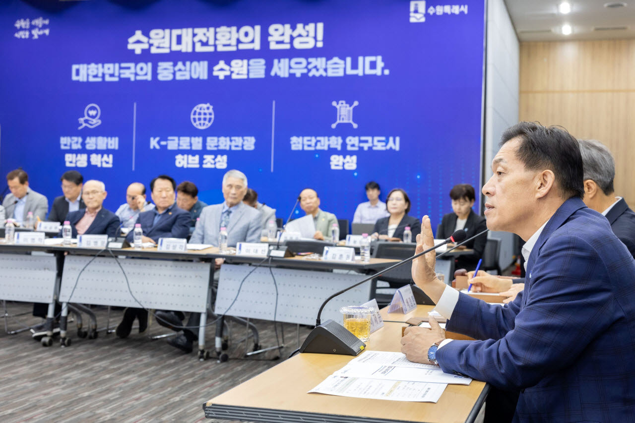 이재준 수원특례시장이 14일 시청 중회의실에서 열린 ‘수원 방문의 해 추진위원회 2026년 1차 정기회의’에 참석해 인사말을 하고 있다.(사진=수원시)