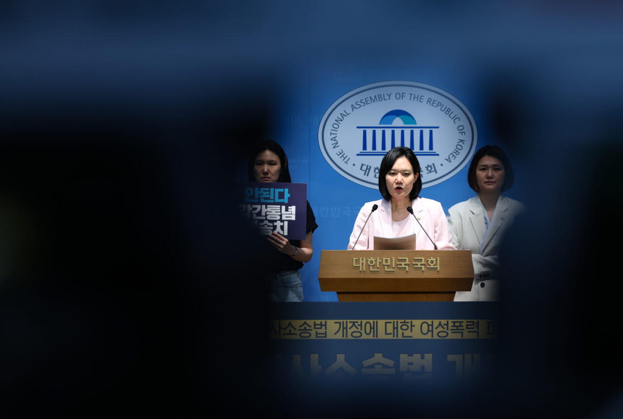 김남희 국회 법제사법위원회 소속 더불어민주당 의원이 13일 오전 서울 여의도 국회 소통관에서 ‘검찰개혁’에 따른 형사소송법 개정에 대한 여성폭력 피해자 지원단체 기자회견을 하고 있다. (사진=뉴시스)
