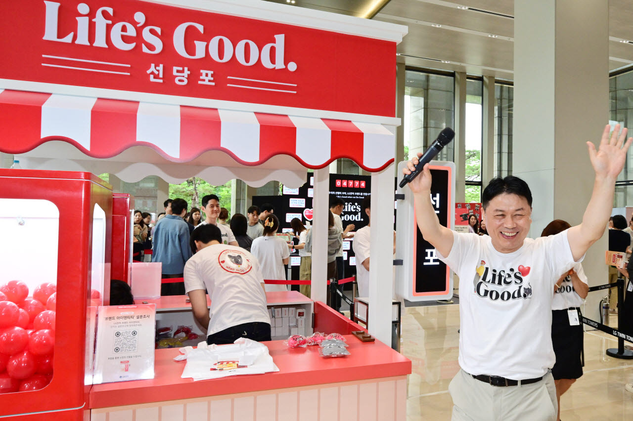 지난 13일 서울 여의도 LG트윈타워에서 열린 브랜드 이벤트 '라이프스굿 데이'에서 임직원들과 인사하는 류재철 LG전자 최고경영자(CEO). (사진=LG전자)