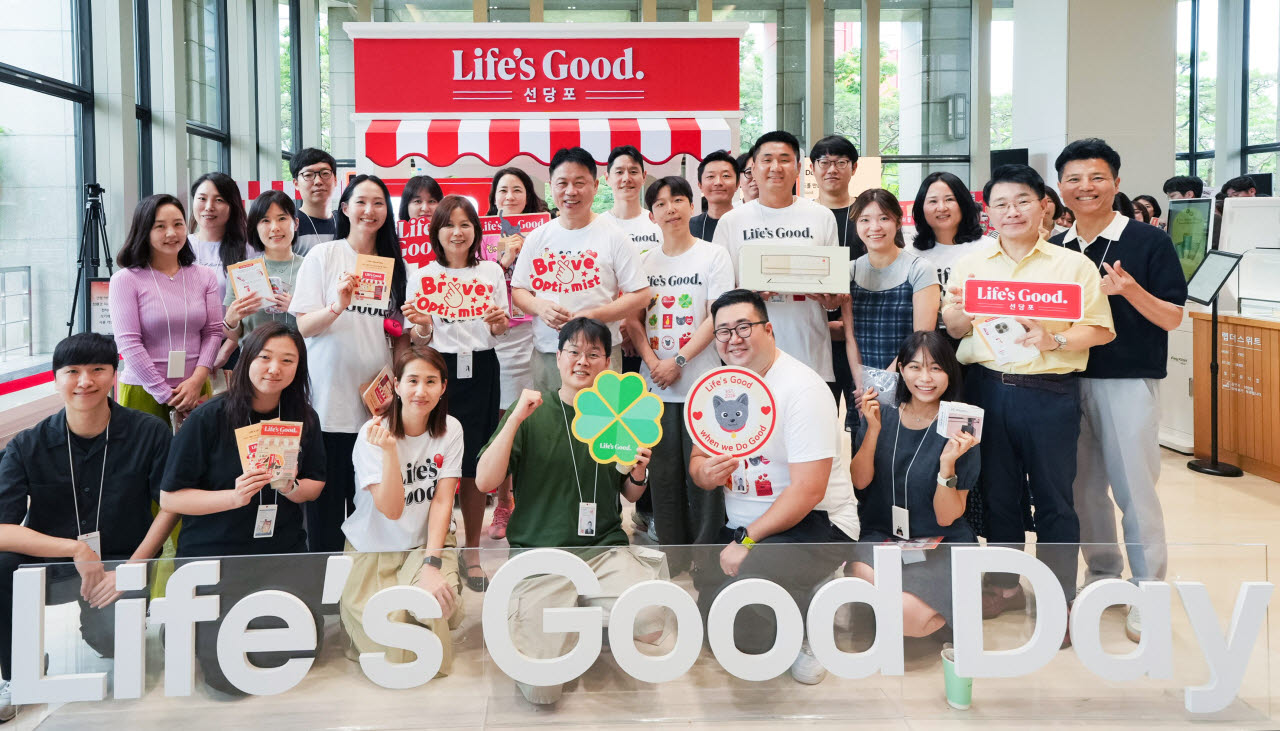 류재철 LG전자 CEO(앞에서 두 번째 줄, 왼쪽에서 다섯 번째)가 지난 13일 서울 여의도 LG트윈타워에서 열린 브랜드 이벤트 '라이프스굿 데이'에서 임직원들과 기념 사진을 찍고 있다. (사진=LG전자)