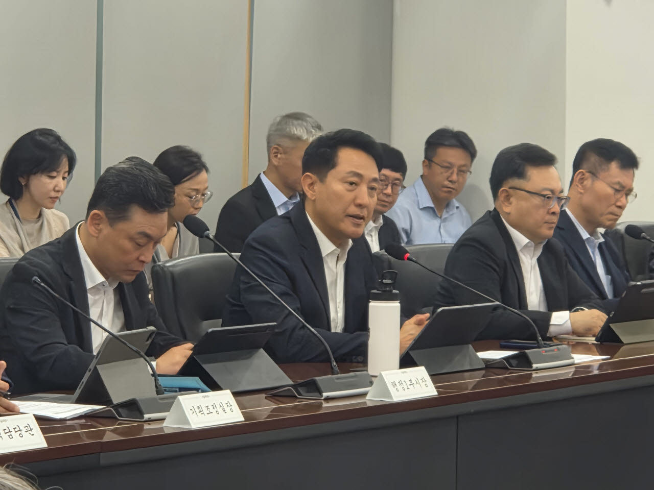 오세훈 서울시장이 15일 서울시청 6층 기획상황실에서 열린 정례간부회의에서 야간경제 활성화의 필요성을 언급하고 있다.(사진=이영민 기자)