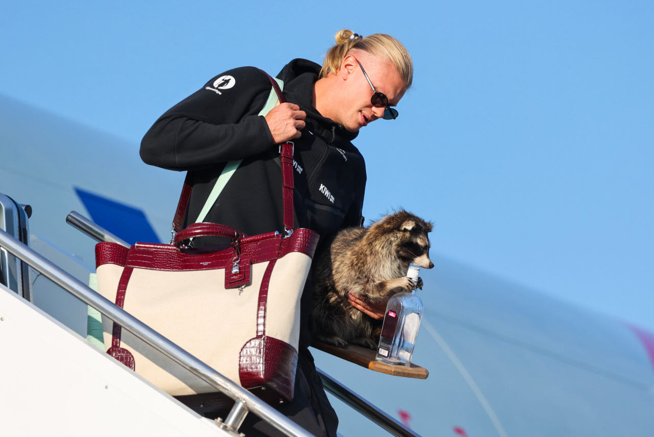 Norway's Erling Haaland gets off the plane after his national soccer team landed at Oslo Airport, in Gardermoen, Norway, Monday, July 13, 2026. (Jan Langhaug/NTB Scanpix via AP)