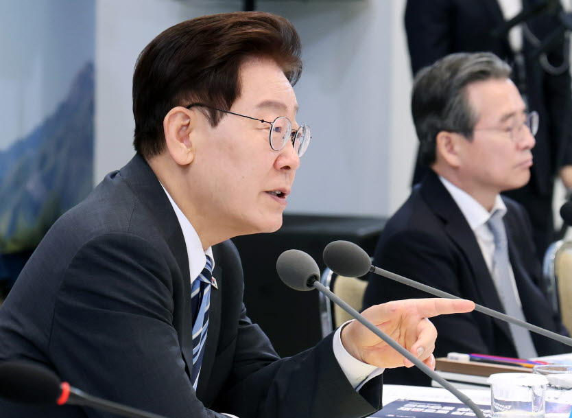 이재명 대통령이 15일 청와대 영빈관에서 열린 부처 업무보고에서 참석 기관장들에게 질문하고 있다.(사진=연합뉴스)