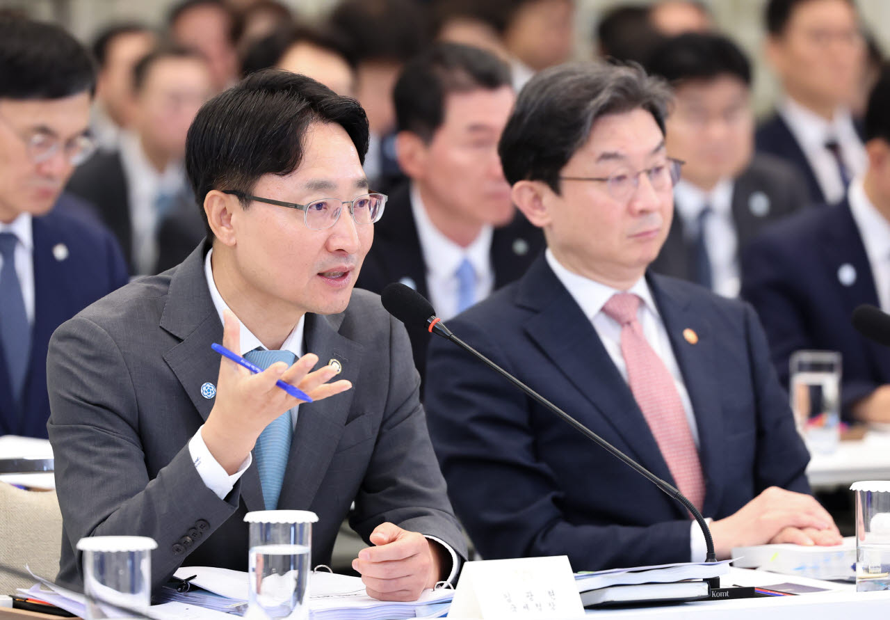 임광현 국세청장이 15일 청와대 영빈관에서 열린 이재명 대통령 주재 부처 업무보고에서 보고하고 있다. 청와대통신사진기자단