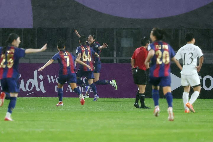 수원FC 위민과 내고향여자축구단의 2025~26 AWCL 준결승 경기 모습. 사진=연합뉴스