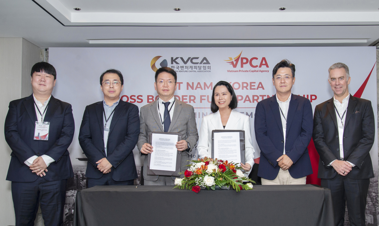 VC협회와 베트남사모투자협회(VPCA)가 양국 간 크로스보더 투자 협력을 위한 MOU를 체결한 뒤 기념 촬영을 하고 있다. (가운데 왼쪽부터) 김학균 회장, 베트남 협회 비레(Vy Le) 회장 / 사진 = 한국벤처캐피탈협회