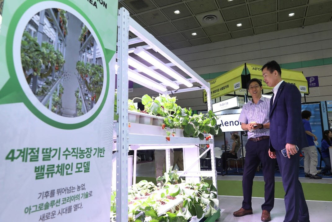 김석찬 NH투자증권 경영지원부문 부사장이 ‘2026 AFPRO 박람회’에 마련된 아그로솔루션코리아 부스를 찾아 이상훈 대표로부터 제품 설명을 듣고 있다. (사진=NH투자증권)