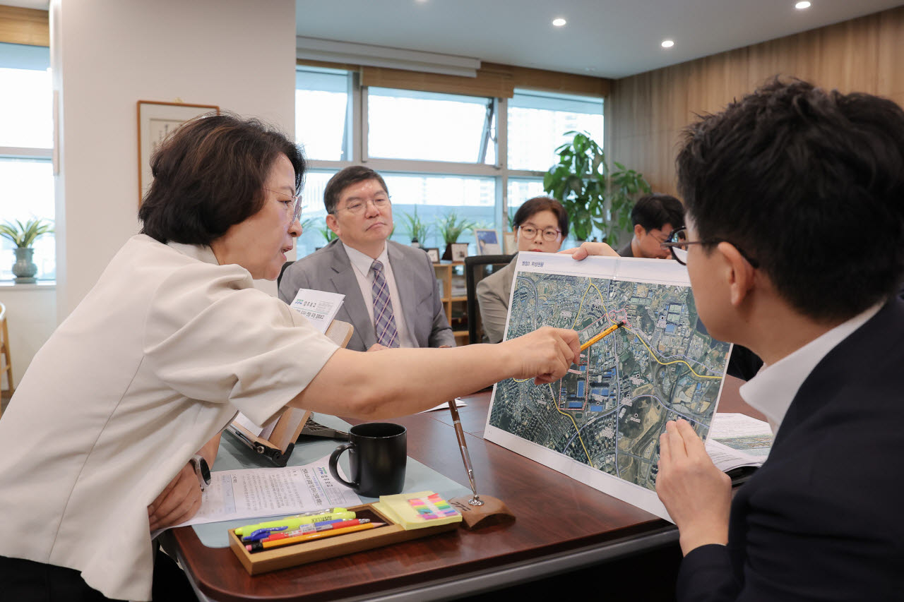 추미애 경기도지사가 15일 ‘제2차 반도체 초격차 전략회의’에서 반도체 인허가 관련 특별대책을 경기도 실국장들에게 지시하고 있다.(사진=경기도)