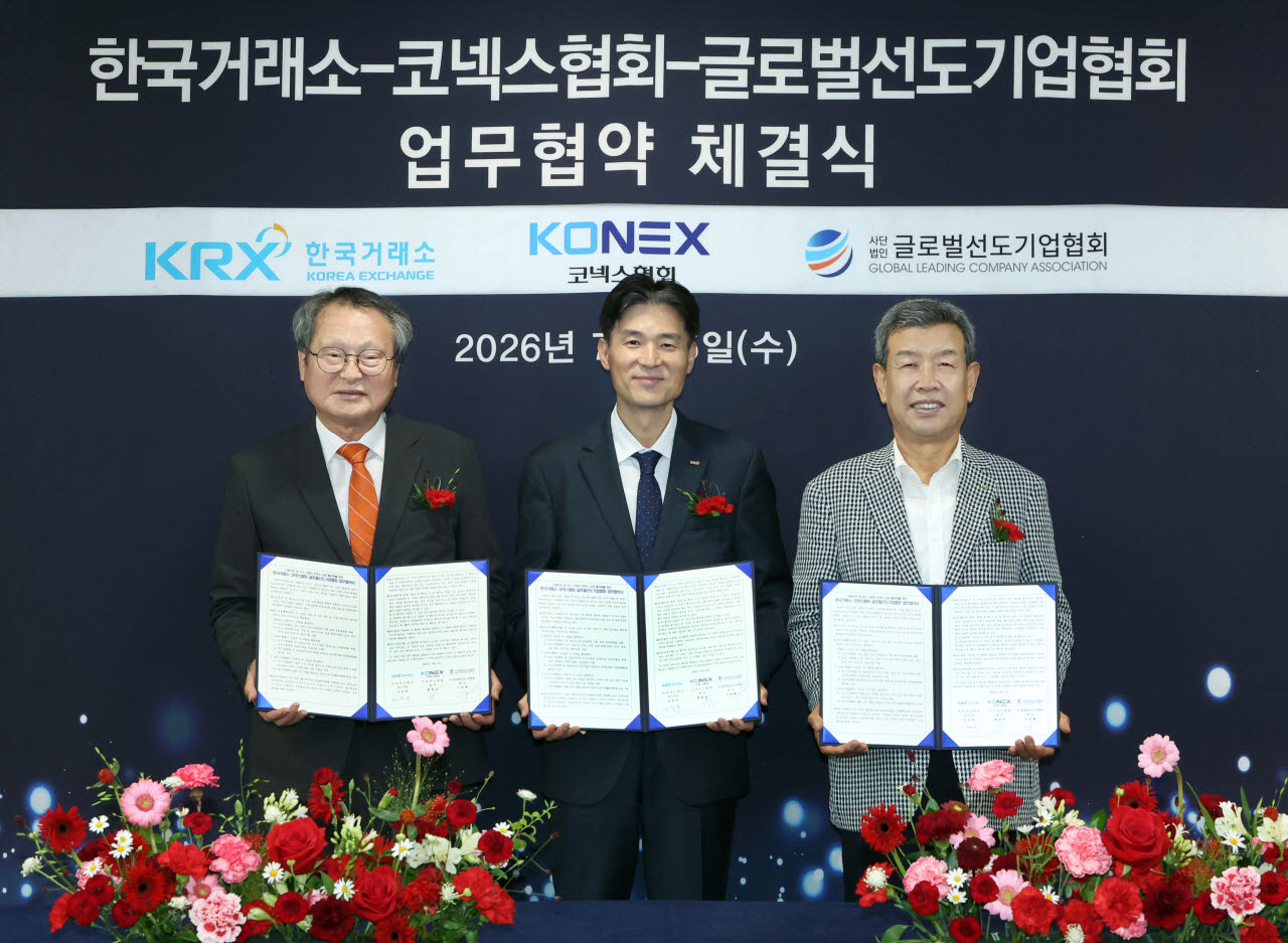 업무협약(MOU) 체결 후 기념촬영 왼쪽부터 황창순 코넥스협회장, 민경욱 한국거래소 코스닥시장본부장, 이원해 글로벌선도기업협회장. (사진=거래소)