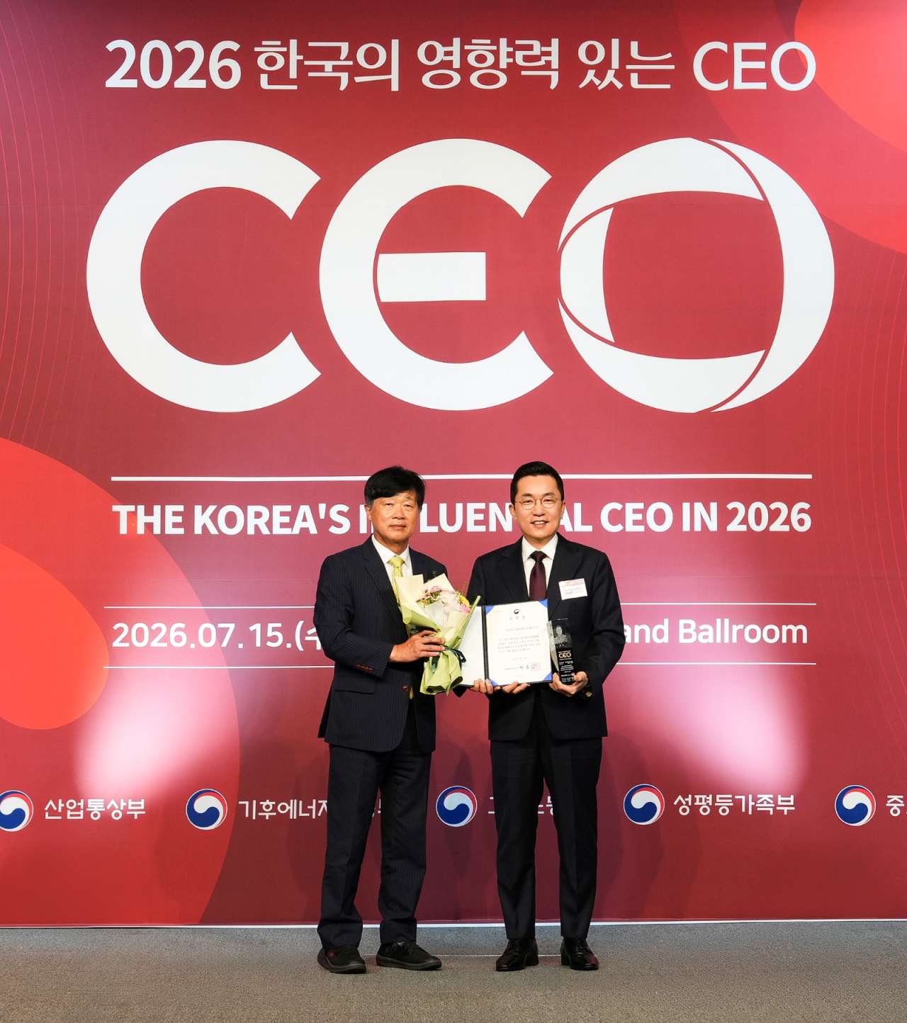 김상민 부산디지털자산거래소 비단(Bdan) 대표가 15일 서울 중구 더플라자호텔에서 개최된 ‘2026 한국의 영향력 있는 CEO’ 시상식에서 기획예산처 장관 표창을 수상하고 있다. / 사진=부산디지털자산거래소