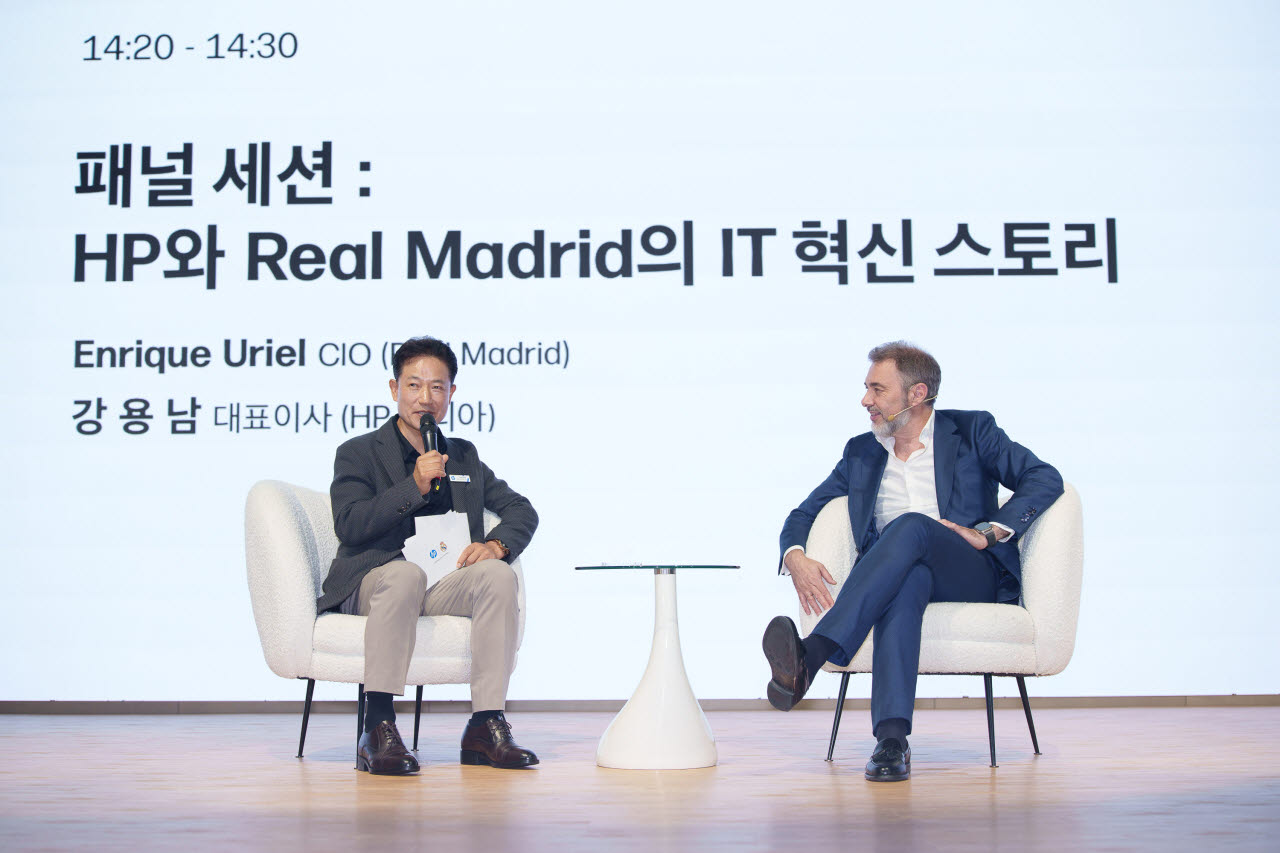 강용남 HP코리아 대표(왼쪽)와 엔리케 우리엘 레알 마드리드 최고정보책임자(CIO)가 15일 서울 여의도 페어몬트 앰배서더 서울에서 열린 ‘HP 일의 미래 서밋’ 패널 세션에서 대화를 나누고 있다. (사진=HP코리아)