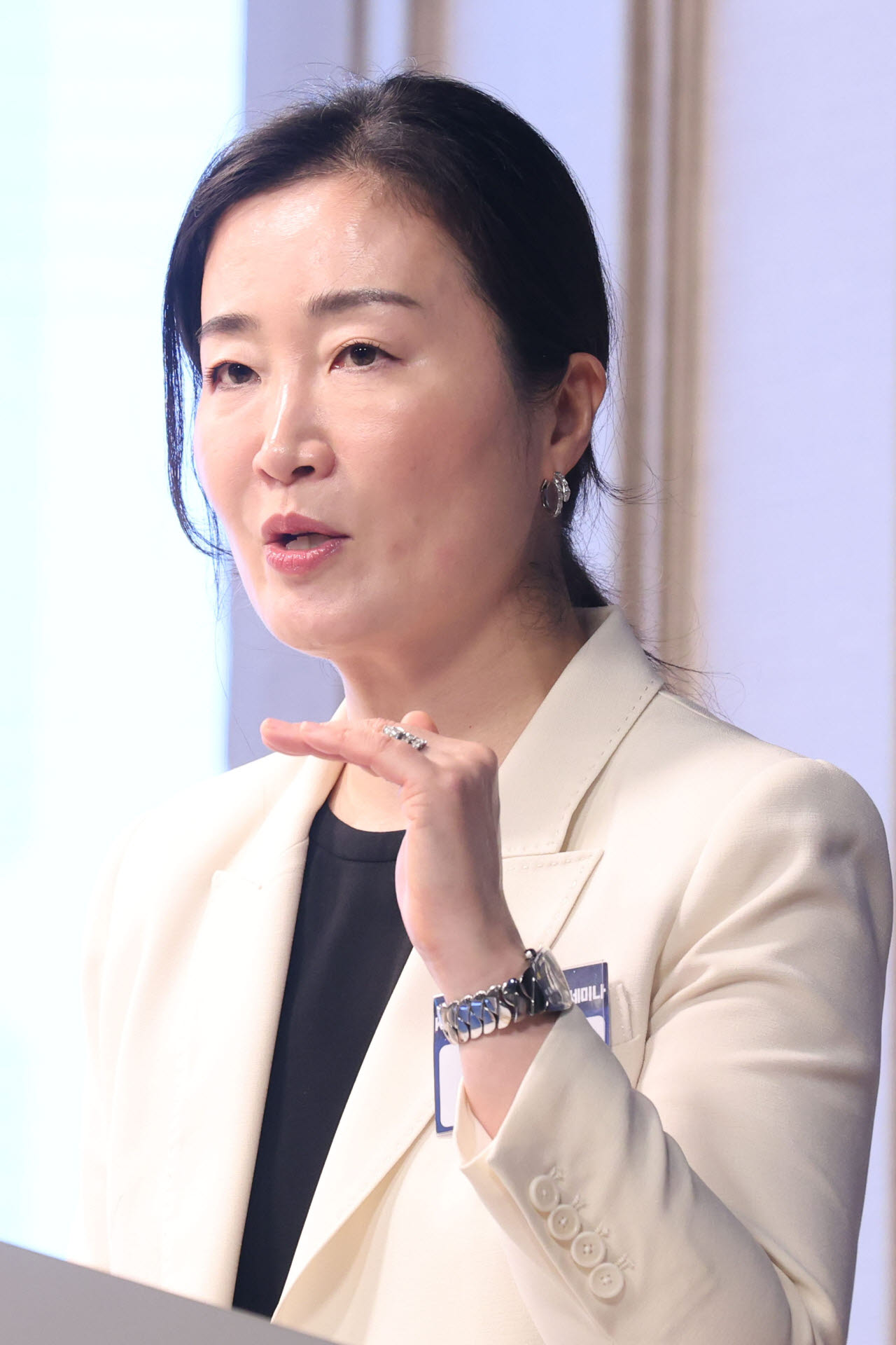 [이데일리 이영훈 기자] 김래희 클래시스 본부장이 15일 서울 중구 순화동 KG타워에서 열린 ‘K-제약바이오 헬스케어 미국 수출 경쟁력 강화 세미나’에서 ‘보호무역 기조 속 안착 경험과 시장 확장 전략’ 주제로 발표를 하고 있다.