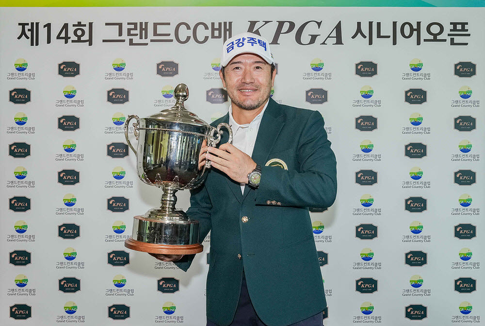 최호성이 그랜드CC배 KPGA 시니어 오픈에서 우승한 뒤 트로피를 들고 기념촬영하고 있다. (사진=KPGA)
