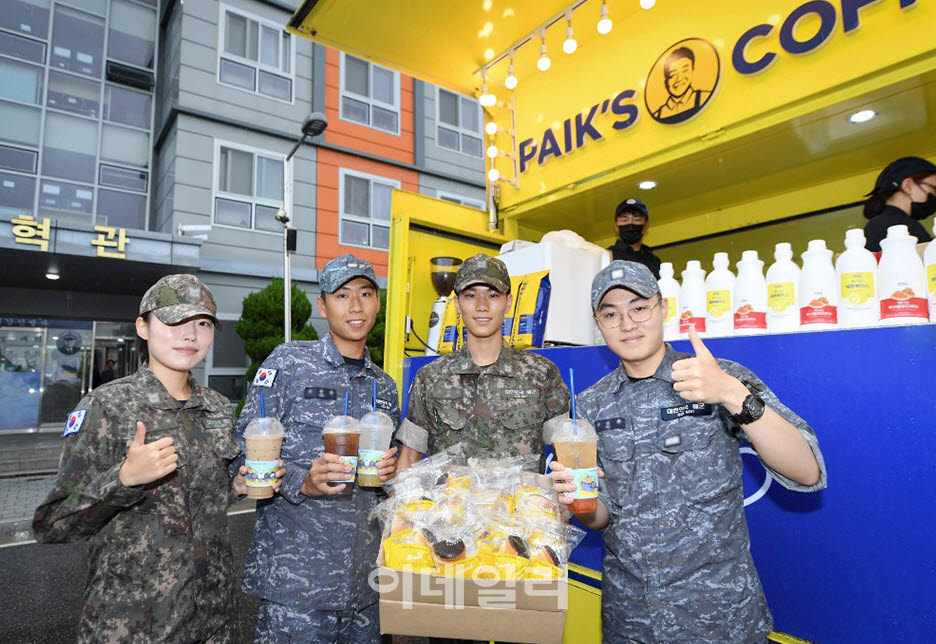[포토] 빽다방, 해군기지 장병에게 커피트럭 운영