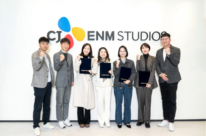 11월 13일 서울 마포구 CJ ENM 스튜디오스에서 제2회 스토리 콘테스트 시상식이 열렸다. 사진 왼쪽부터 CJ ENM 스튜디오스 신윤상 담당, 오광희 콘텐츠대표, 고진옥 작가, 권순원 작가, 김혜인 작가, 이태영 작가, 황득수 경영대표.