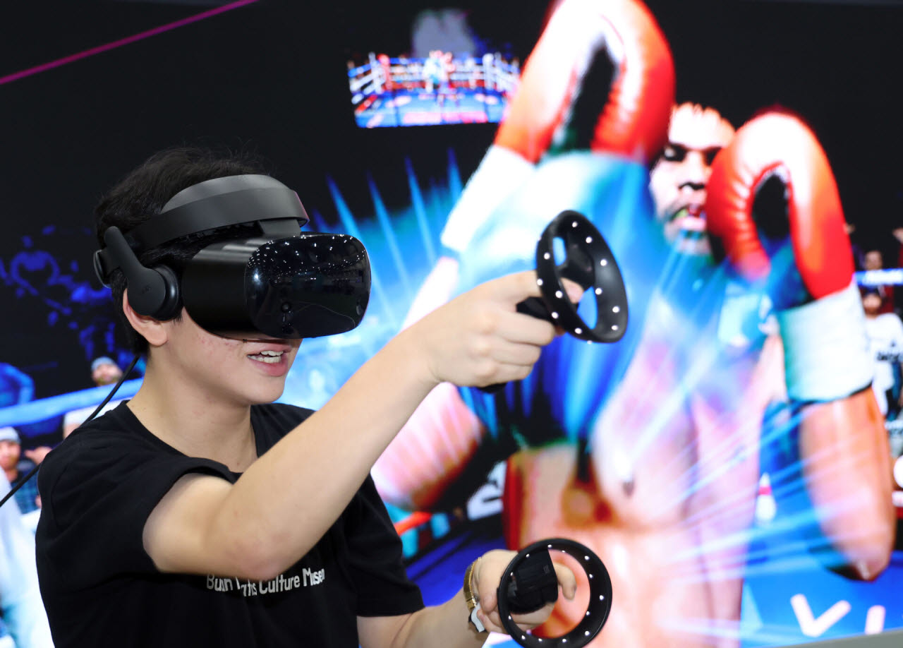 2025년 10월 14일 부산 해운대구 벡스코 제1전시장 스포츠챌린지존에서 학생들이 VR(가상현실)을 이용한 복싱을 체험하고 있다. (뉴시스)