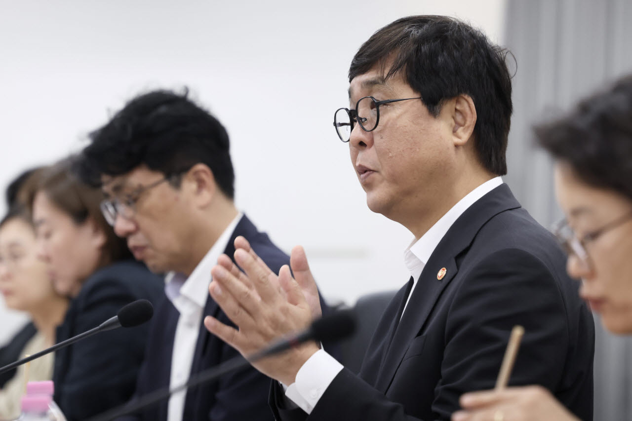최휘영 문화체육관광부(문체부) 장관이 15일 방송영상업계 긴급 간담회를 열고 JTBC의 기업 회생 신청에 따른 업계 현황을 점검하고 있다. (사진=문체부)