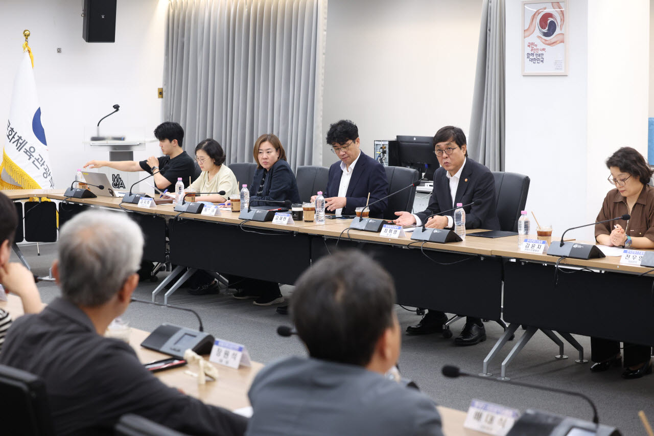 최휘영 문화체육관광부(문체부) 장관이 15일 방송영상업계 긴급 간담회를 열고 JTBC의 기업 회생 신청에 따른 업계 현황을 점검하고 있다. (사진=문체부)