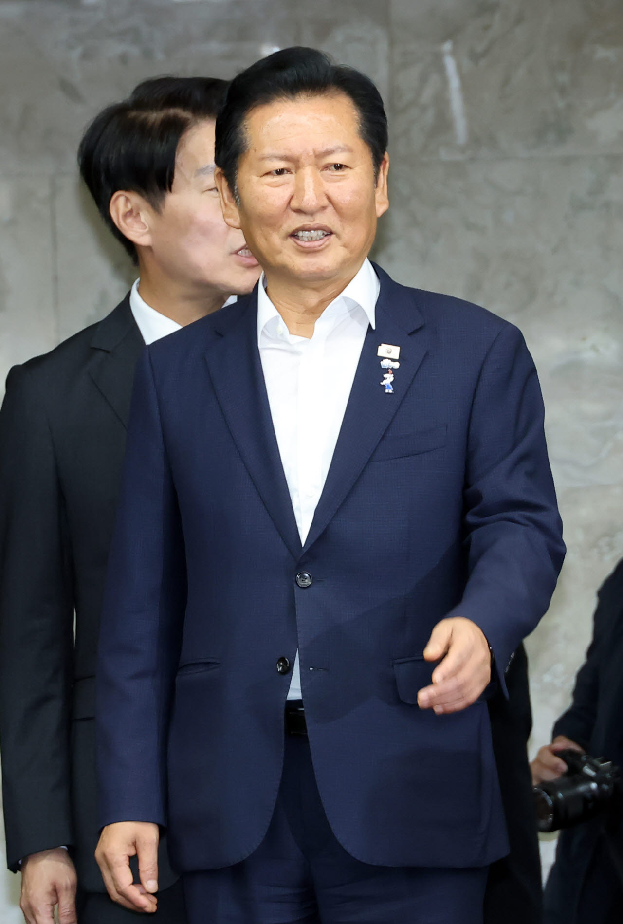 더불어민주당 당권주자인 정청래 전 대표가 14일 국회에서 열린 의원총회에 입장하고 있다. (사진=연합뉴스)