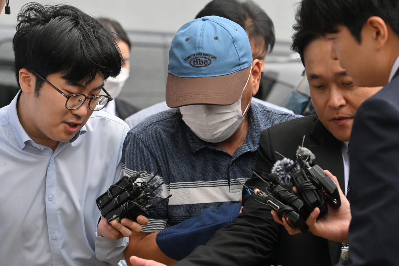 '장윤기 사건'과 관련해 증거인멸 혐의를 받고 있는 광주 광산경찰서 소속 A경감이 8일 오전 전남광주 동구 광주지법에서 열리는 구속 전 피의자 심문(영장실질심사)에 출석하고 있다. (사진= 뉴시스)