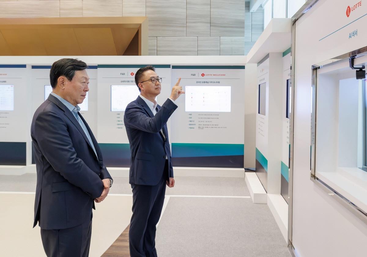 15일 서울 송파구 롯데월드타워에서 열린 '2026 하반기 VCM'에 앞서 마련된 'AI 에이전트 전시'에서 신동빈(왼쪽) 롯데 회장이 황민재 롯데지주 경영혁신실장으로부터 음성과 모션 인식 기반 'AI 비서'에 대한 설명을 듣고 있다. (사진=롯데)