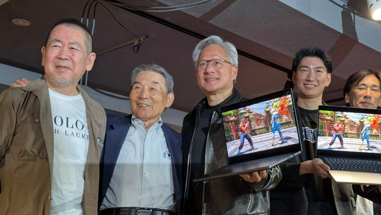 젠슨 황 엔비디아 CEO가 15일 일본 도쿄 아키하바라의 세가 아키하바라 아케이드에서 열린 파트너십 30주년 기념 행사에서 사토미 하루키 세가 CEO, 우츠미 슈지 세가 COO, ‘버추어 파이터’의 아버지로 불리는 스즈키 유, 이리마지리 쇼이치로 전 세가 사장 등과 함께 참석하고 있다. (사진=엔비디아)