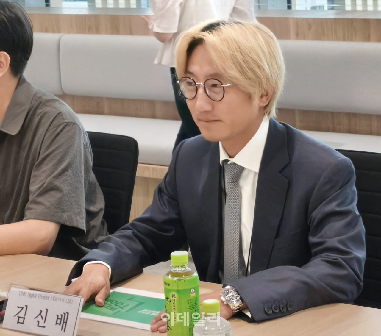 김신배 라인 디지털 프론티어 공동대표가 지난 7일 일본 도쿄 라인 디지털 프론티어 오피스를 방문한 만사모 등 민간사절단에게 일본 만화산업에 대해 소개하고 있다. (사진=한광범 기자)