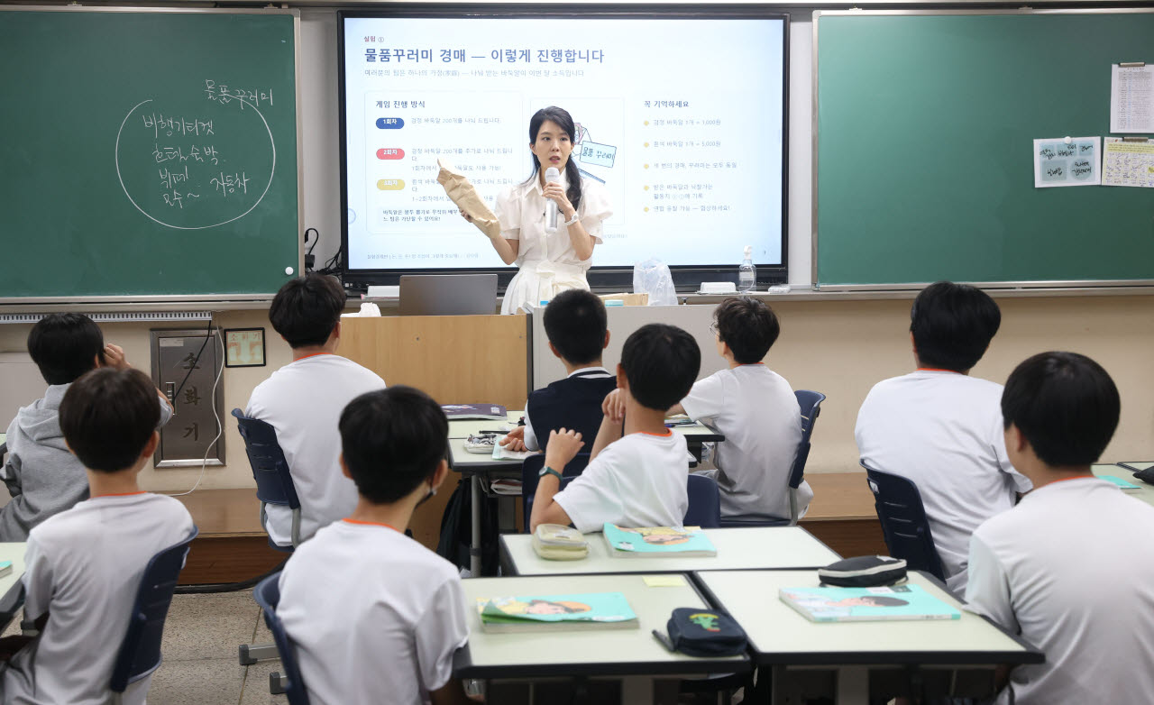 15일 서울 양천구 양정중에서 김나영 교사가 수업을 진행하고 있다.(사진=이영훈 기자)