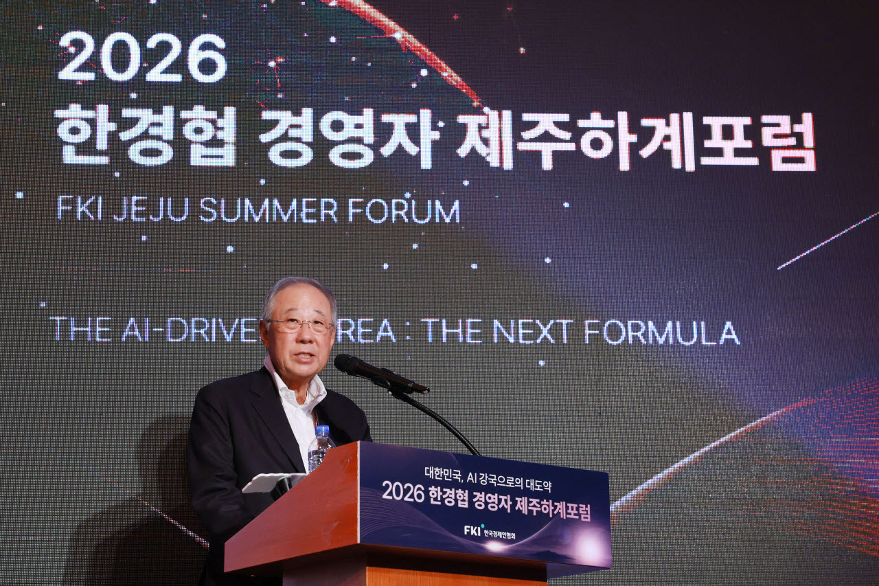 류진 한국경제인협회 회장이 15일 제주도 롯데호텔에서 열린 ‘2026 한경협 경영자 제주하계포럼’에서 인사말을 하고 있다. 15일부터 18일까지 제주도 롯데호텔에서 '대한민국, AI 강국으로의 대도약(THE AI-DRIVEN KOREA)'을 주제로 제주포럼이 열린다. (사진=한경협)