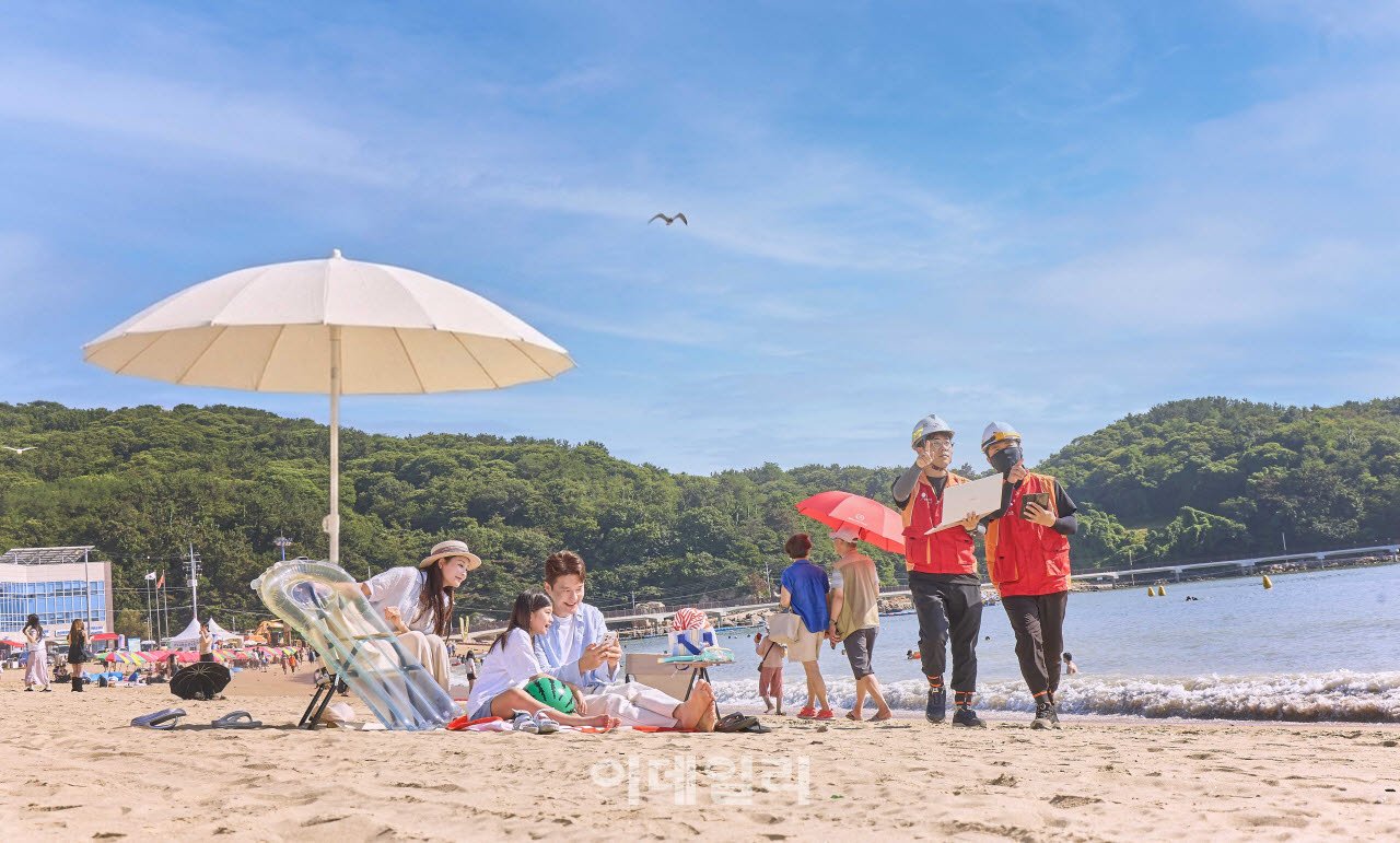 SKT 관계자가 영종도 을왕리 해수욕장에서 네트워크 시설을 점검 중이다.(사진=SKT)