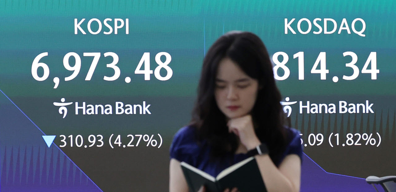 16일 서울 중구 하나은행 딜링룸 전광판에 코스피 등 시황이 표시되고 있다.(사진=뉴스1)