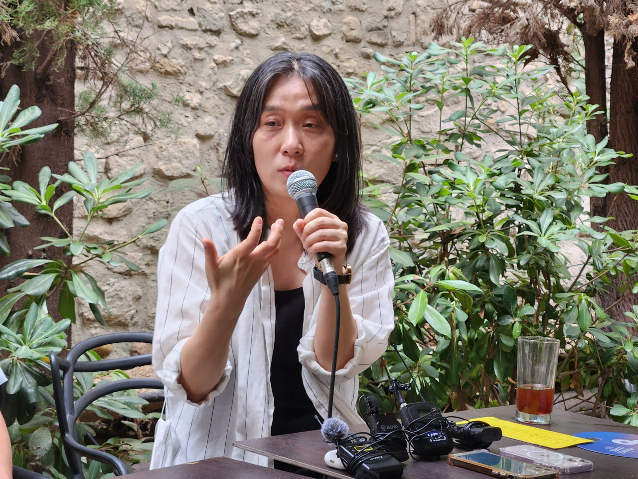작가 한강이 15일(현지시간) 프랑스 아비뇽에서 한국 기자들과 간담회를 하고 있다(사진=연합뉴스).