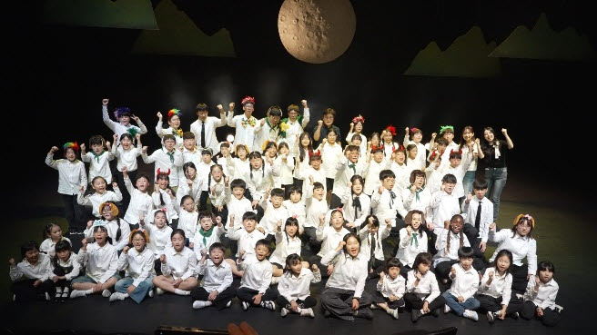 나우비긴이 안동시 지역아동센터와 함께한 AI융합 창작 뮤지컬 ‘K-Dog 황구’ 공연 현장 (사진=나우비긴)