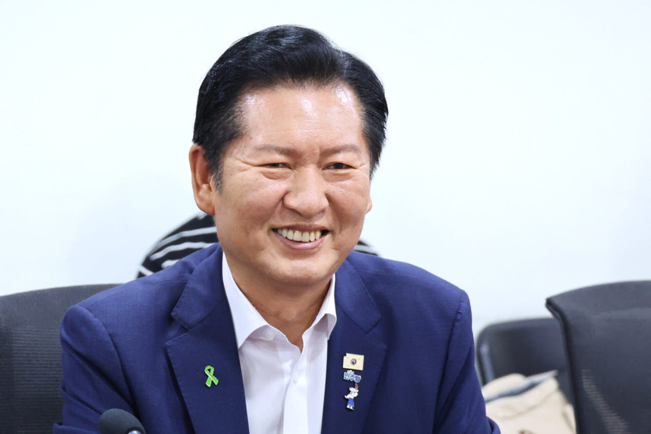 더불어민주당 당권 주자인 정청래 의원이 16일 서울 여의도 국회 의원회관에서 열린 검사 권력 오남용 사례로 본 형사소송법 개정 토론회에서 미소짓고 있다. (사진=뉴스1)