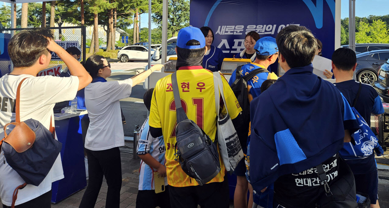 지난 7월 11일 울산-전북전이 열린 울산 문수구장 일대에서 진행된 스포츠토토 현장 프로모션에 스포츠팬들이 참여하고 있다.