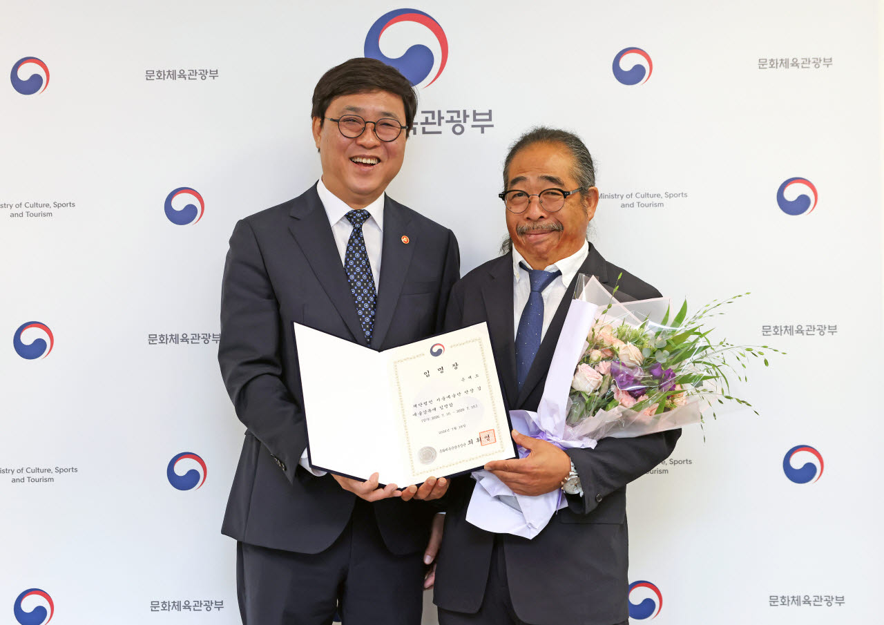 최휘영(왼쪽) 문화체육관광부 장관이 16일 서울 종로구 국립현대미술관 서울관에서 손재오 신임 서울예술단 단장 겸 예술감독에게 임명장을 수여한 뒤 기념촬영을 하고 있다. (사진=문체부)