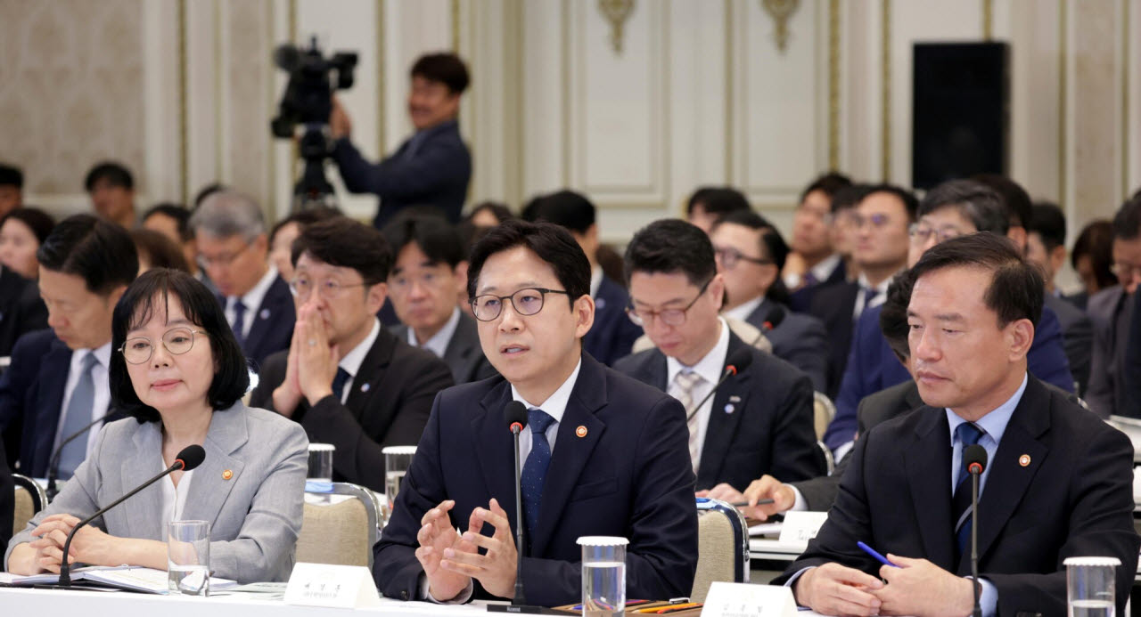 송경희 개인정보보호위원장(왼쪽부터) 배경훈 부총리 겸 과학기술정보통신부 장관, 김종철 방미통위 위원장이 16일 청와대 영빈관에서 열린 '삶으로 체감하는 대체불가 대한민국-국민과 함께하는 두 번째 업무보고'에서 업무보고를 하고 있다. (뉴시스)