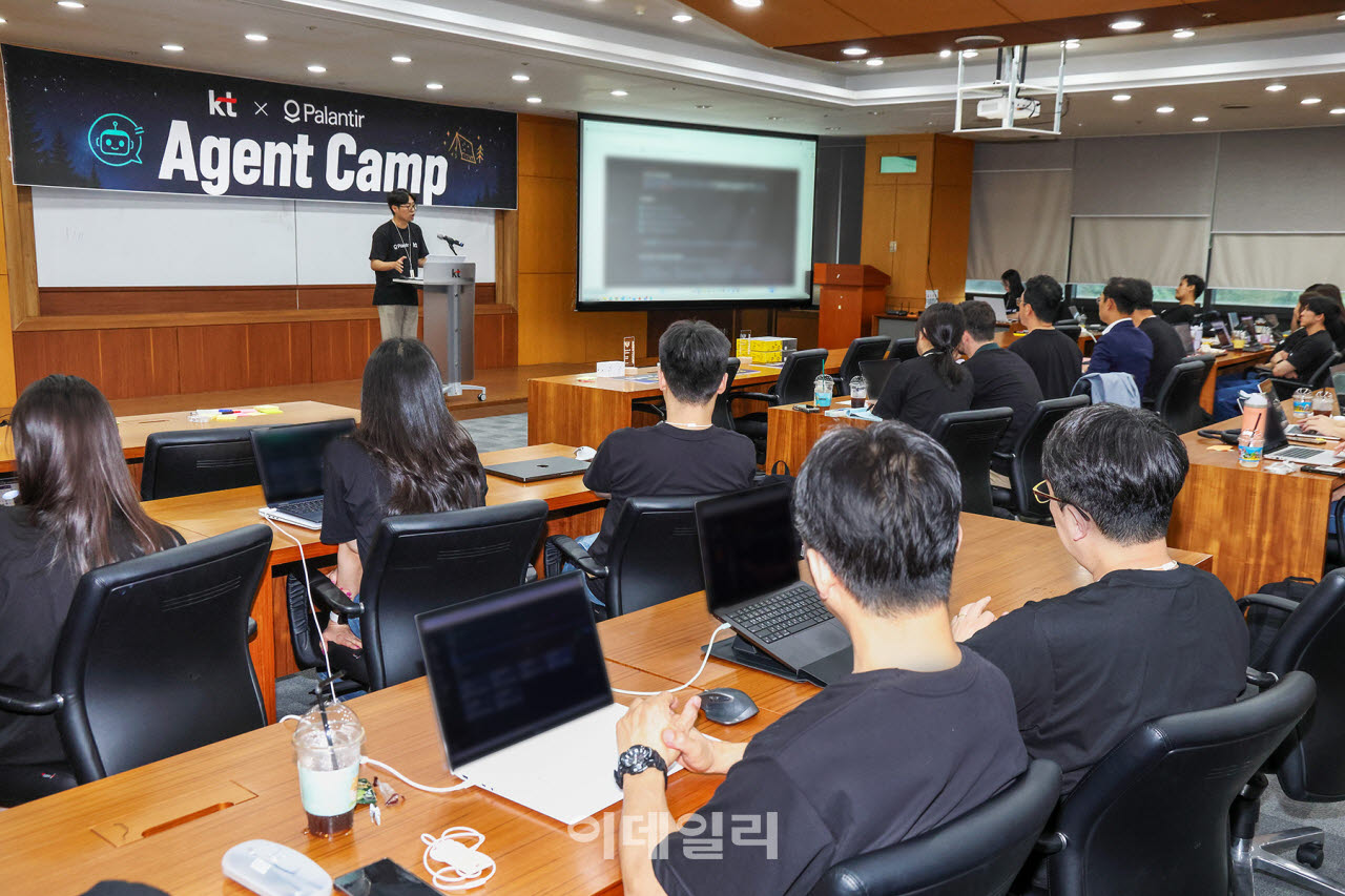 KT가 사내 임직원 대상으로 개최한 AI 해커톤 행사 에이전트 캠프(Agent Camp)에서 참가자가 발표하고 있다.(사진=KT)