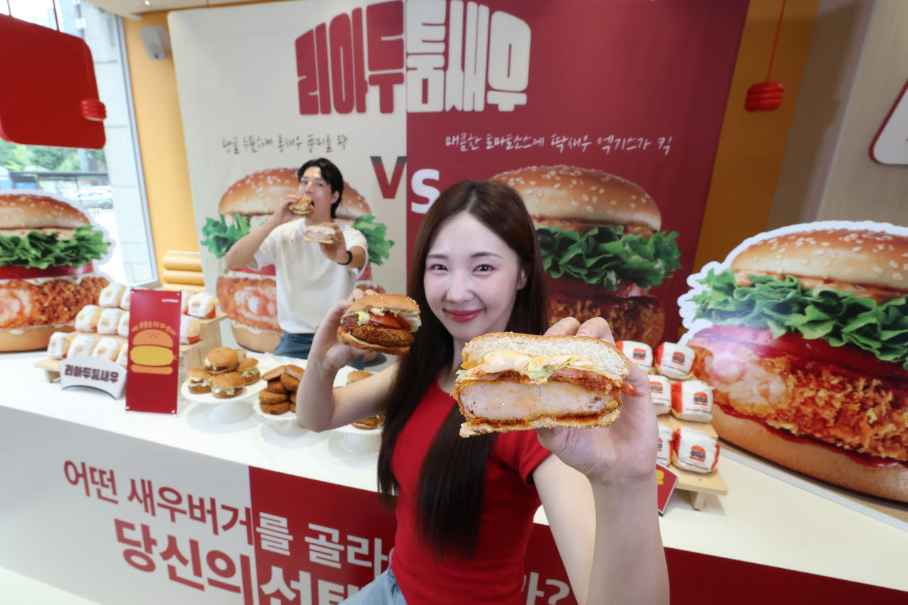 [이데일리 이영훈 기자] 16일 서울 서대문구 롯데리아 서대문역점에서 열린 '리아 두툼새우' 2종 출시 기념 포토세션에서 모델이 신제품을 선보이고 있다.'리아 두툼새우'는 새우 패티와 어울리는 서양식 고추냉이 '홀스래디쉬 소스'를 더해 톡쏘는 맛과 산미가 특징인 새우버거이며, '리아 두툼새우 스파이시 토마토'는 매콤한 토마토 소스에 딱새우 엑기스를 첨가해 갑각류 풍미와 은은한 감칠맛이 특징이다.