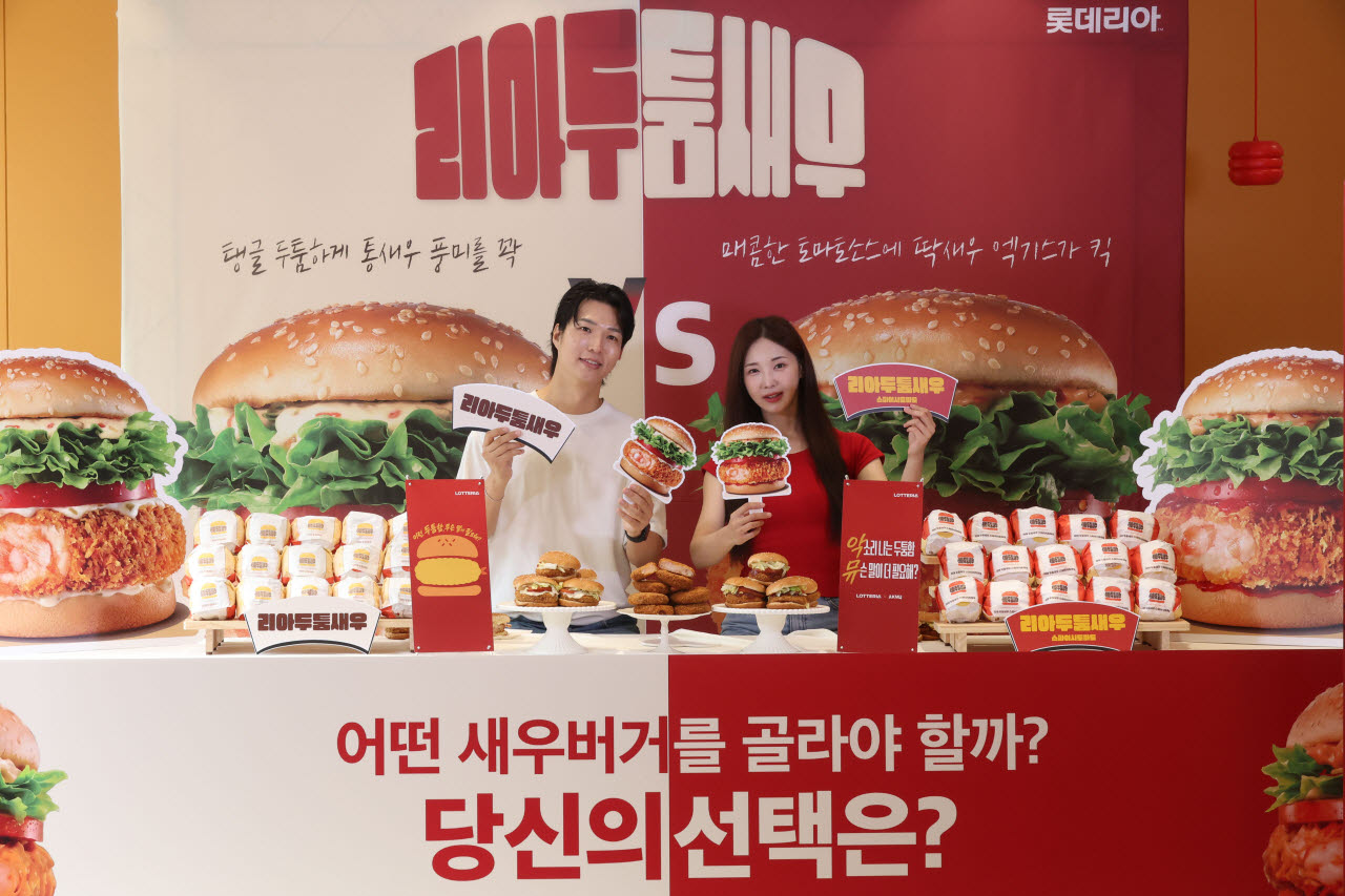 [이데일리 이영훈 기자] 16일 서울 서대문구 롯데리아 서대문역점에서 열린 '리아 두툼새우' 2종 출시 기념 포토세션에서 모델이 신제품을 선보이고 있다.'리아 두툼새우'는 새우 패티와 어울리는 서양식 고추냉이 '홀스래디쉬 소스'를 더해 톡쏘는 맛과 산미가 특징인 새우버거이며, '리아 두툼새우 스파이시 토마토'는 매콤한 토마토 소스에 딱새우 엑기스를 첨가해 갑각류 풍미와 은은한 감칠맛이 특징이다.
