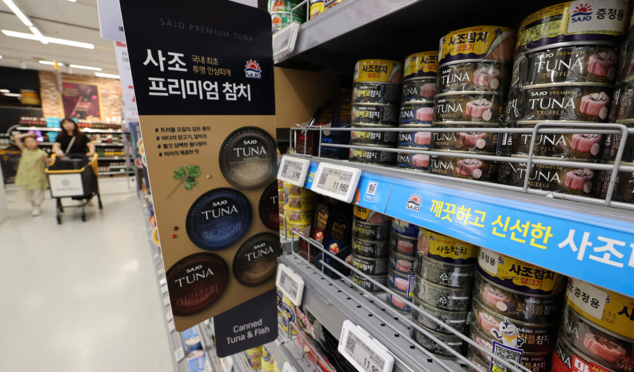 16일 서울의 한 대형마트에 종합식품기업 사조 참치캔 제품이 진열돼 있다. 사조는 다음 달 3일부터 참치캔 10%, 꽁치·고등어 등 수산캔 20%, 장류와 식용유지류는 각각 12%씩 출고가를 인상할 예정이다. (사진=뉴스1)