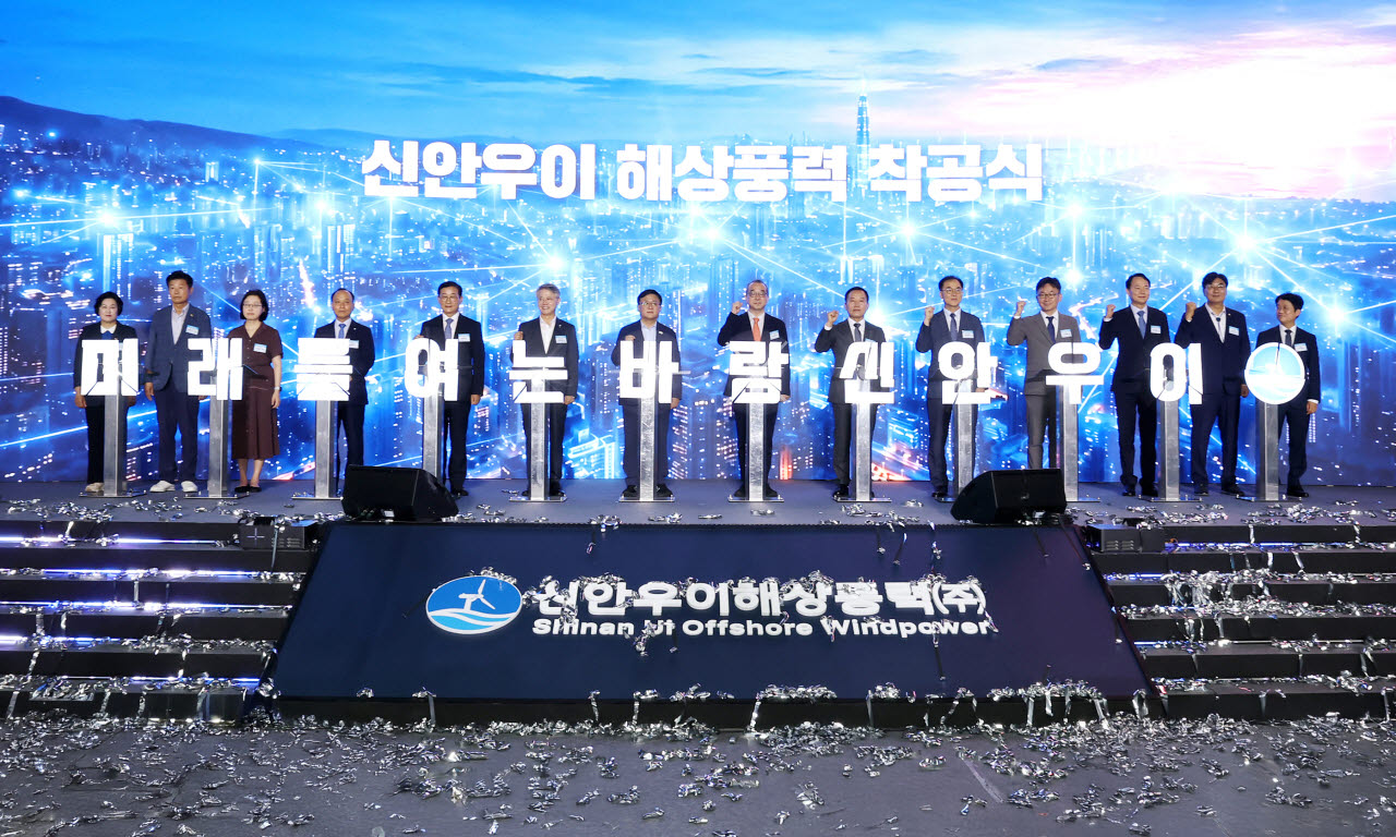 (왼쪽 네 번째부터) 이영조 한국중부발전 사장, 이재각 진도군수, 민형배 전남광주통합특별시장, 김성환 기후에너지환경부 장관, 정인섭 한화오션 사장, 김태성 신안군수가 신안우이 해상풍력 발전사업 착공식에서 세리머니를 진행하고 있다. (사진=한화오션)
