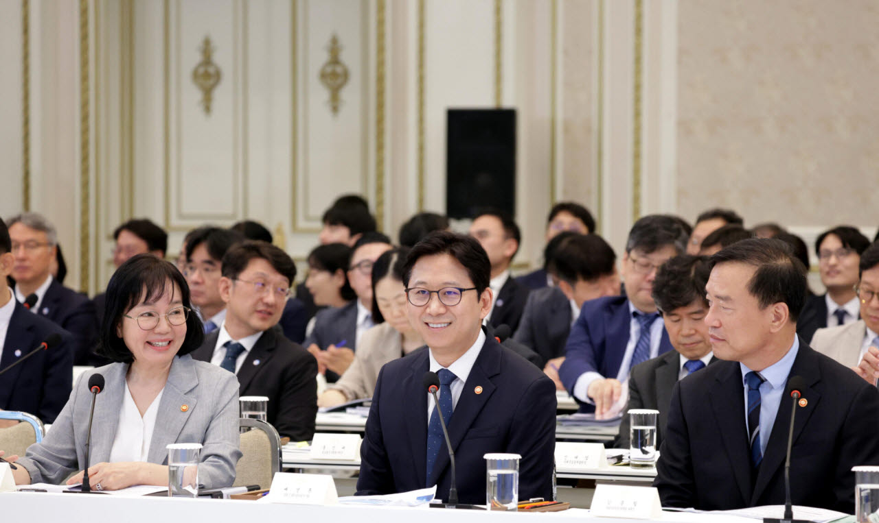 송경희 개인정보보호위원회 위원장(왼쪽부터), 배경훈 부총리 겸 과학기술정보통신부 장관, 김종철 방송미디어통신위원회 위원장이 16일 청와대 영빈관에서 열린 과학기술정보통신부, 방송미디어통신위원회, 개인정보보호위원회 2차 업무보고에 참석해 있다. (사진=청와대통신사진기자단)