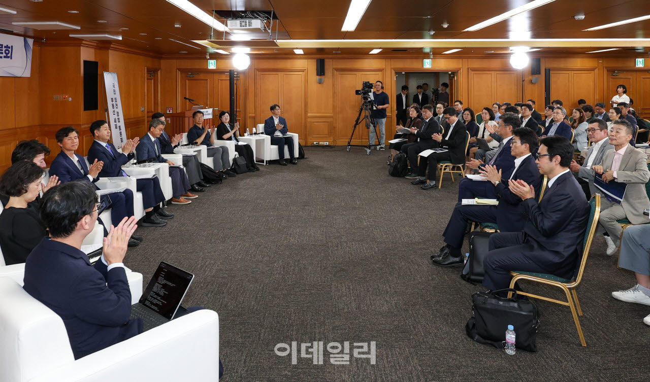 [이데일리 방인권 기자] 구윤철 경제부총리 겸 재정경제부 장관이 16일 서울 중구 은행회관에서 열린 '부동산 세제 국민 의견 경청 토론회'에 참석해 박수 치고 있다.