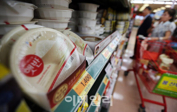 마트 매대에 놓여있는 햇반 (사진=연합뉴스)