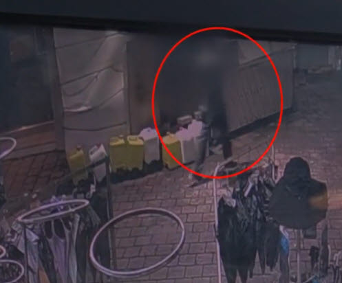 A씨가 순천 중앙시장 내 상점을 돌아다니며 범행 대상을 물색하는 장면이 담긴 CCTV. (사진=JTBC 보도 캡처)