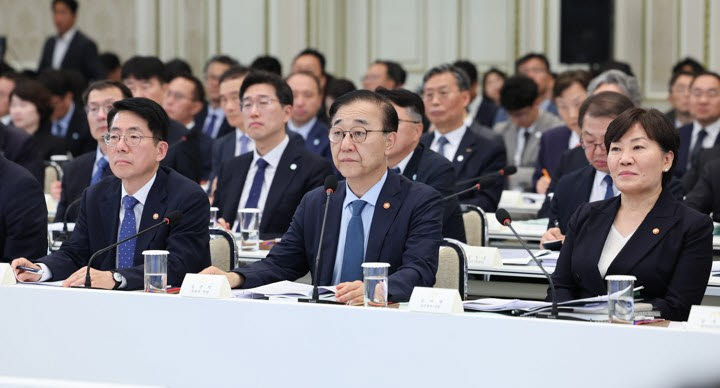16일 청와대 영빈관에서 열린 부처 업무보고에 참석한 장관들.(사진=연합뉴스)