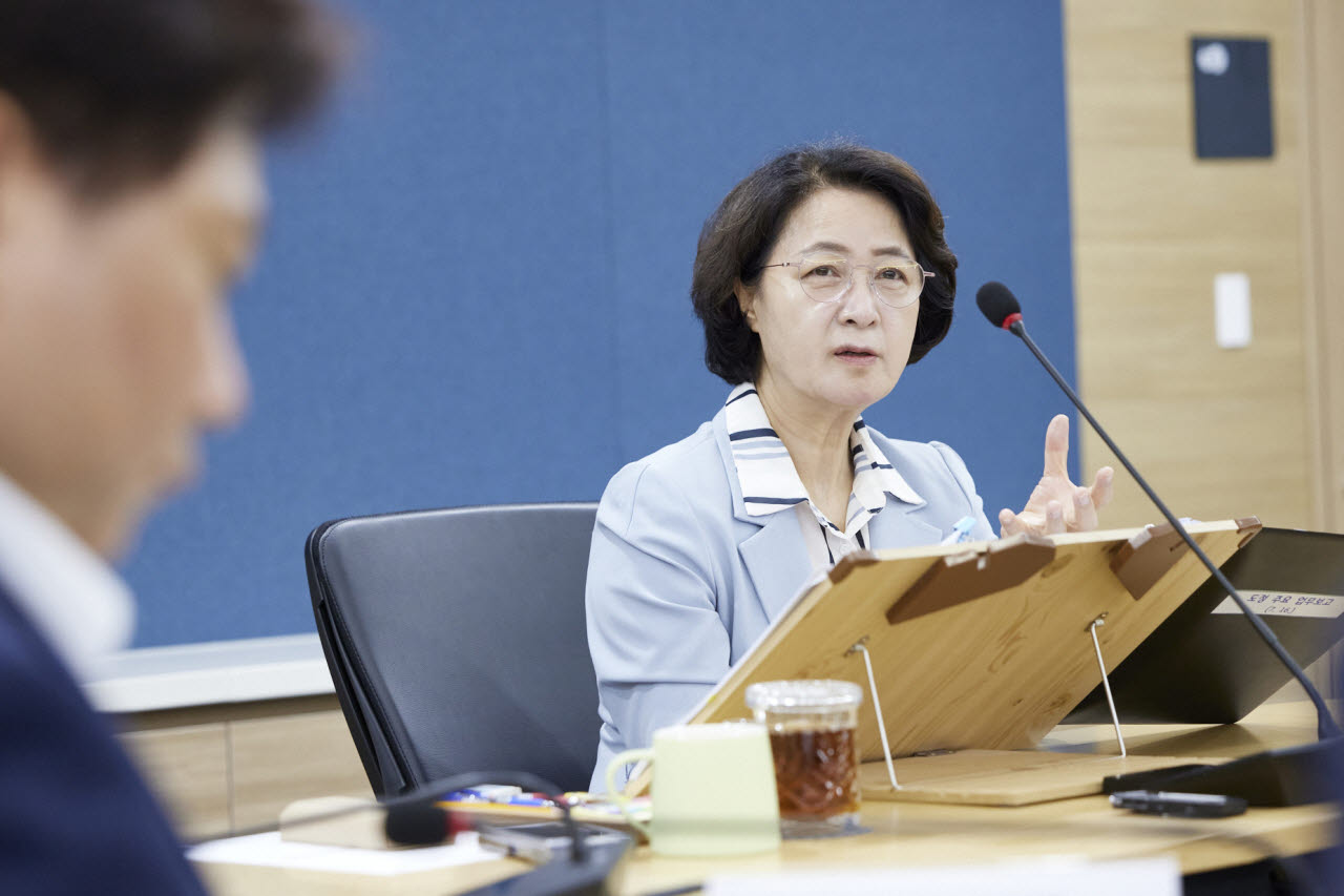 추미애 경기도지사가 16일 기후환경에너지국 업무보고에서 삼성과 SK하이닉스에 공정수 재이용률 상향 등을 주문하는 행정지도를 시달할 것을 지시하고 있다.(사진=경기도)